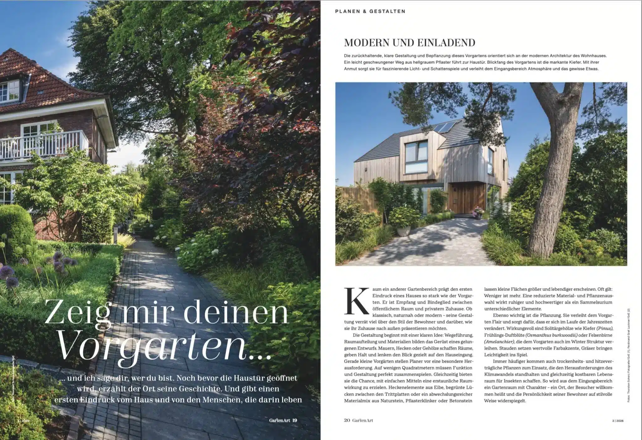 Bild-Leseprobe-GartenArt-2-2026-2048×1404 Vor einem hellen Haus mit Balkon liegt eine großzügige Terrasse mit Lounge-Sofa, Holzliege und üppig bepflanzten Beeten unter blauem Himmel.